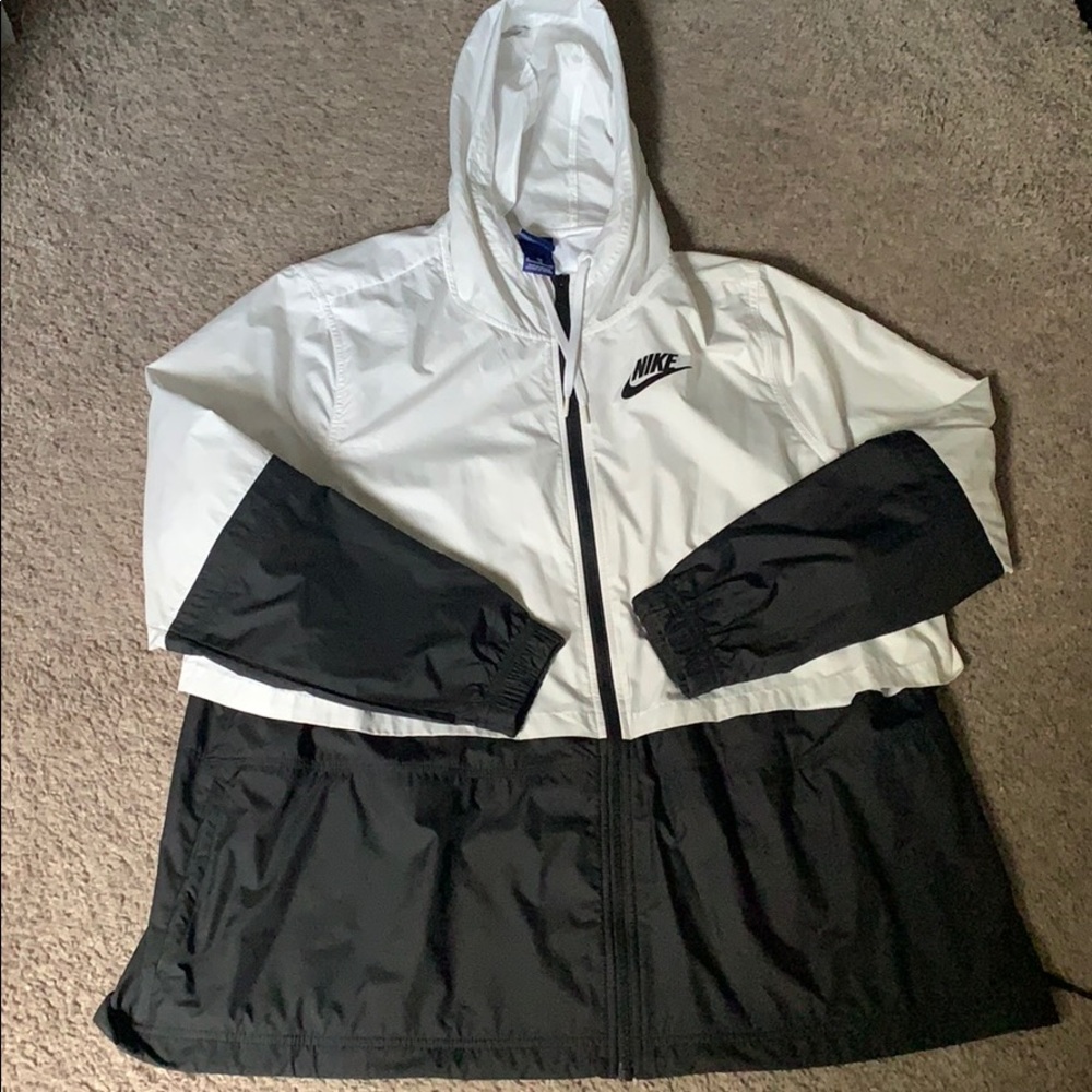 Women's Jacket
Nike Sportswear Windrunner
